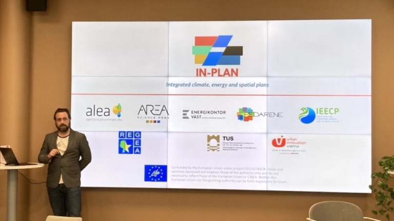Rickard WAern framför en PPT med IN-PLAN